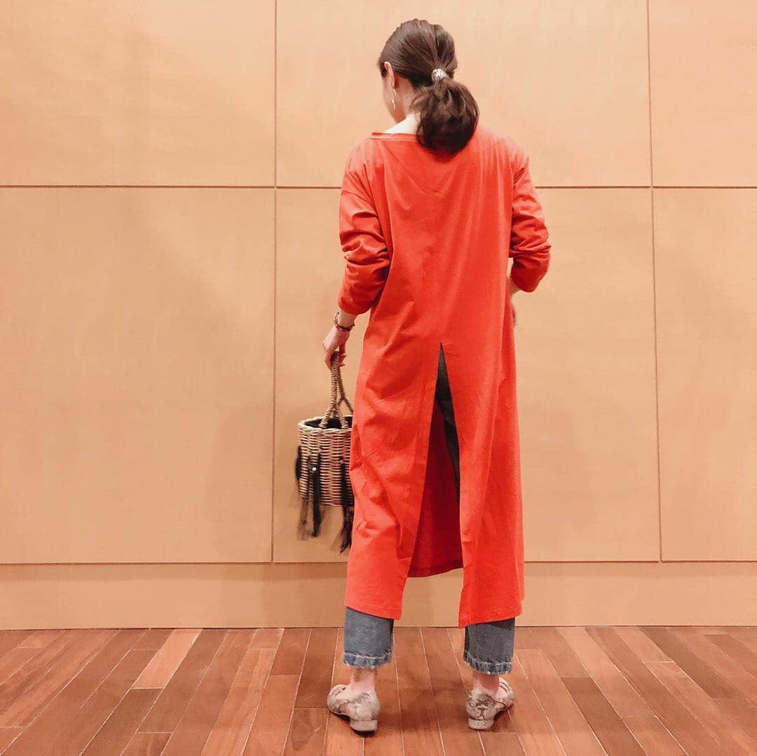 冨張愛さんのインスタグラム写真 - (冨張愛Instagram)「orange🍊 ラフなワンピは 後ろのスリットが可愛い♡ スリットを前にしてプリーツを見せて着るのもいいな...☺︎ 明日は寒いみたいなのであたたかくして寝よう💭 * tops ... #titivate @titivatejp  denim ... #blackbymoussy @blackbymoussy_official  shoes ... #diana @dianashoespress  #instagood #coordinate #ootd #outfit #fashion #instafashion #titivatestyle #코디네이트 #패션 #카메라 #157cmコーデ #コーディネート #コーデ #ファッション #今日のコーデ #春服 #春コーデ  #前後2wayセンタースリットロングトップス #オレンジ」4月9日 22時02分 - megumitomihari