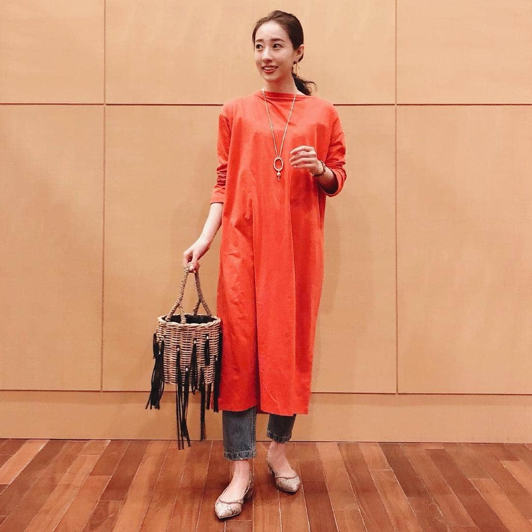 冨張愛さんのインスタグラム写真 - (冨張愛Instagram)「orange🍊 ラフなワンピは 後ろのスリットが可愛い♡ スリットを前にしてプリーツを見せて着るのもいいな...☺︎ 明日は寒いみたいなのであたたかくして寝よう💭 * tops ... #titivate @titivatejp  denim ... #blackbymoussy @blackbymoussy_official  shoes ... #diana @dianashoespress  #instagood #coordinate #ootd #outfit #fashion #instafashion #titivatestyle #코디네이트 #패션 #카메라 #157cmコーデ #コーディネート #コーデ #ファッション #今日のコーデ #春服 #春コーデ  #前後2wayセンタースリットロングトップス #オレンジ」4月9日 22時02分 - megumitomihari