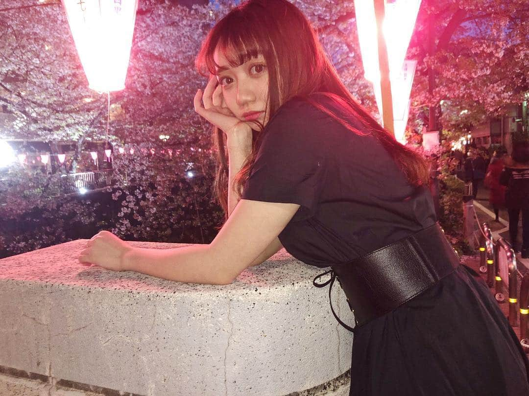 小澤しぇいんさんのインスタグラム写真 - (小澤しぇいんInstagram)「夜桜🌙やっと花見に行けました🌸 さすがに桜の木も緑がチラチラと🌱 もう暖かいかなと思ったらすごく寒い…。 半袖のワンピースも寒かった…。 でも可愛いから暖かくなったらもっとたくさん着ようかな❤️ #titivate  #フレアマキシワンピース #ティティベイト #titivatestyle #シンプルコーデ #coordinate #ootd @titivatejp」4月9日 22時03分 - 1217_shane