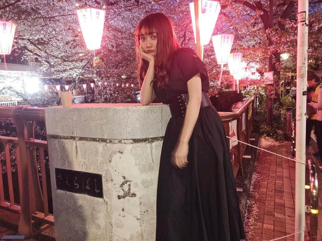 小澤しぇいんさんのインスタグラム写真 - (小澤しぇいんInstagram)「夜桜🌙やっと花見に行けました🌸 さすがに桜の木も緑がチラチラと🌱 もう暖かいかなと思ったらすごく寒い…。 半袖のワンピースも寒かった…。 でも可愛いから暖かくなったらもっとたくさん着ようかな❤️ #titivate  #フレアマキシワンピース #ティティベイト #titivatestyle #シンプルコーデ #coordinate #ootd @titivatejp」4月9日 22時03分 - 1217_shane