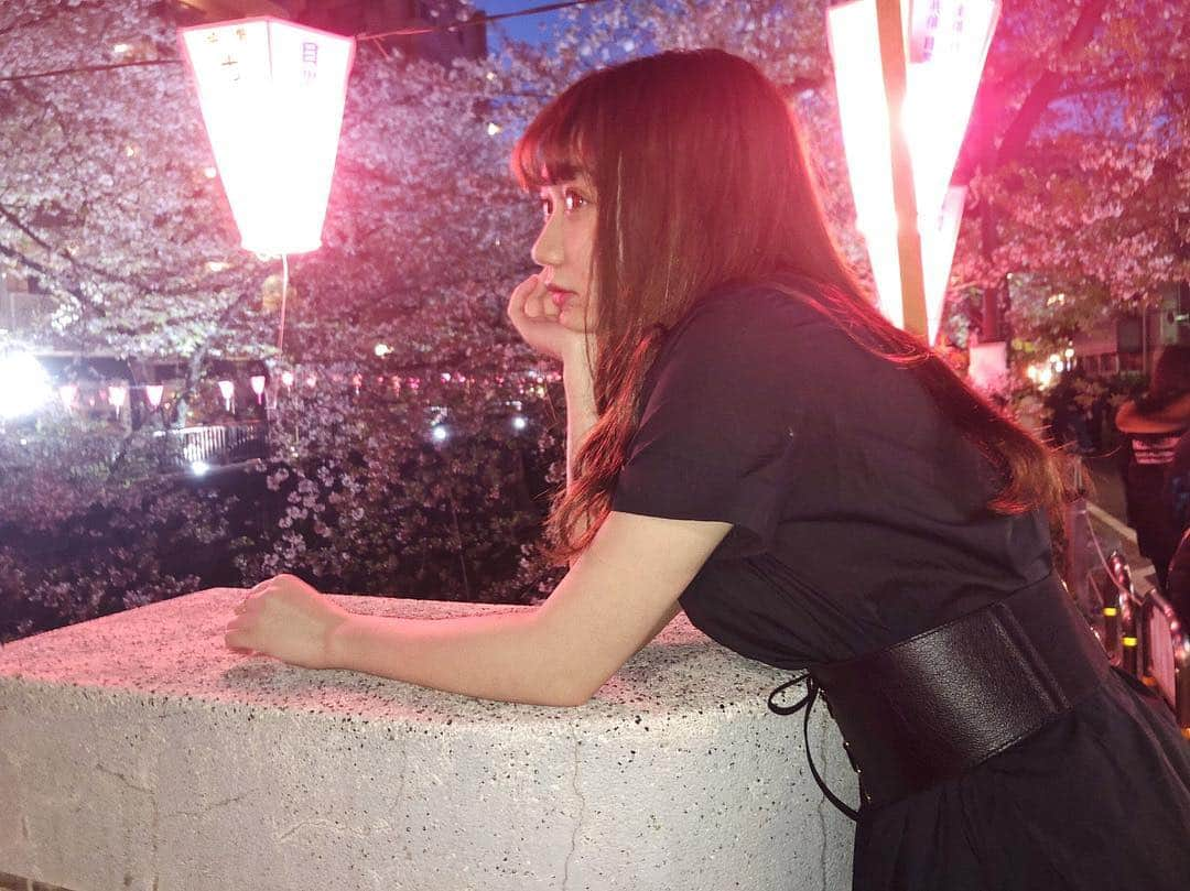 小澤しぇいんさんのインスタグラム写真 - (小澤しぇいんInstagram)「夜桜🌙やっと花見に行けました🌸 さすがに桜の木も緑がチラチラと🌱 もう暖かいかなと思ったらすごく寒い…。 半袖のワンピースも寒かった…。 でも可愛いから暖かくなったらもっとたくさん着ようかな❤️ #titivate  #フレアマキシワンピース #ティティベイト #titivatestyle #シンプルコーデ #coordinate #ootd @titivatejp」4月9日 22時03分 - 1217_shane