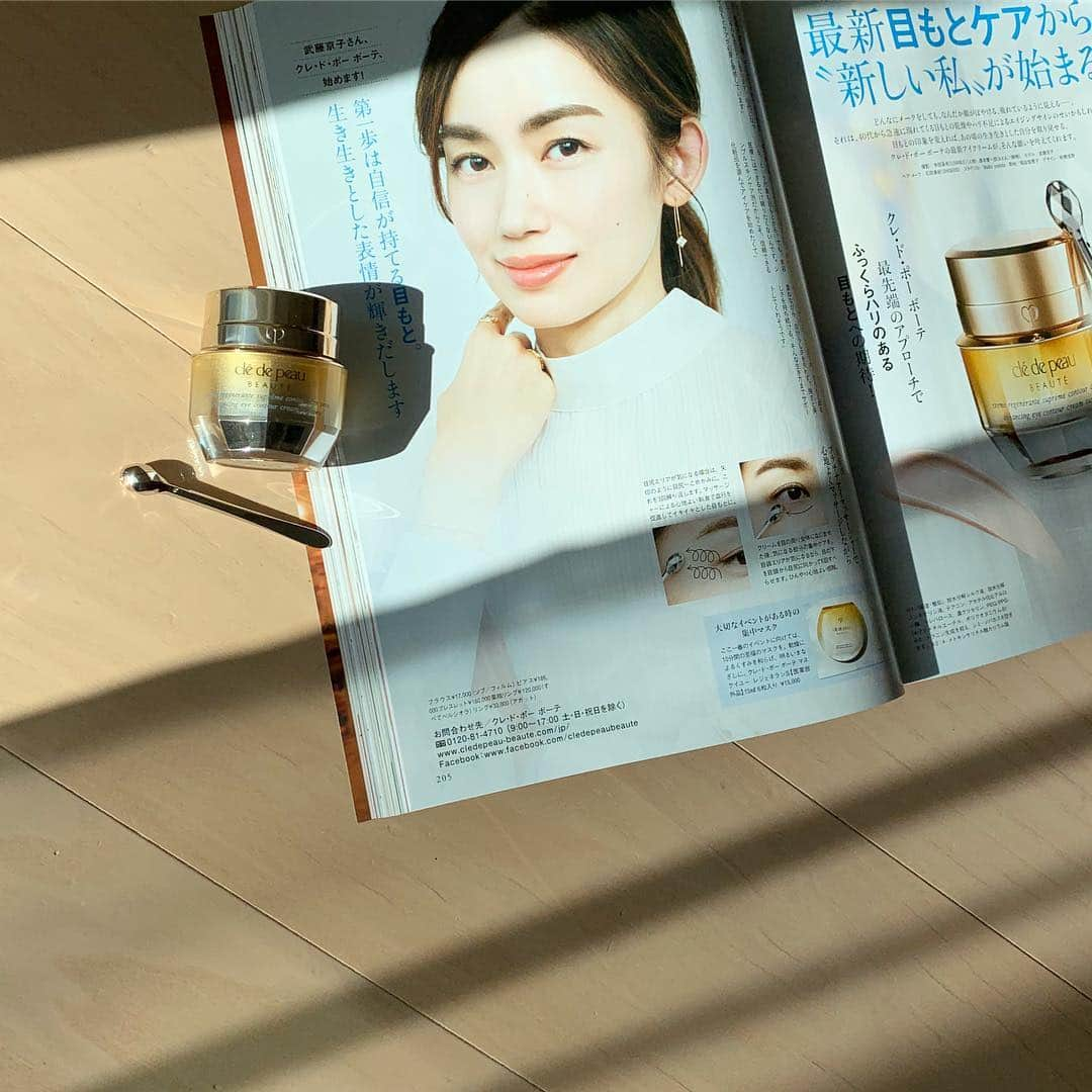 武藤京子さんのインスタグラム写真 - (武藤京子Instagram)「* 若かりし頃 憧れだった @cledepeaubeaute * 最新のアイクリーム 「クレームイユーレジェネランS」 * 決して安くはないけれど(笑) 納得の使用感✨ * 年齢に負けない 生き生きとした目もとに✨✨ * * スタイリスト よっしー  @maiko___yoshida が 用意してくれた写真の衣装、 素敵だったので 色違いのブラックをお買取😎 画像はブログに載せてます。 * #cledepeaubeaute  #クレドポーボーテ  #storymag  #雑誌story  #5月号 #ブログ更新しました #プロフィールにブログのリンク貼ってます」4月9日 22時04分 - kyokomuto0628