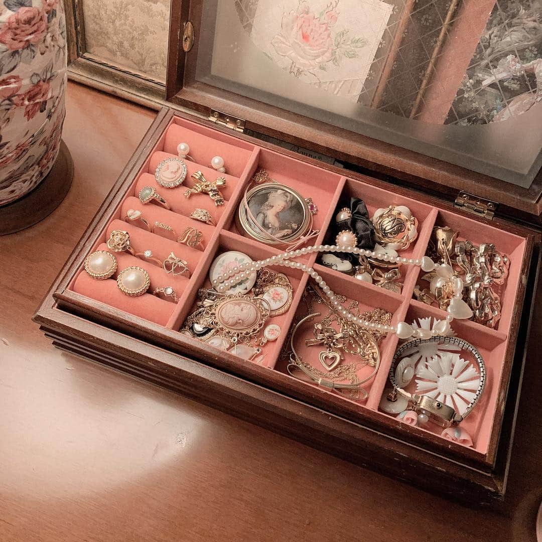 酒元麻衣（まいへー）のインスタグラム：「アクセサリー💍 地元のリサイクルショップで買ったbrown×pinkの レトロなジュエリーボックスがお気に入りです❤︎ 中はごちゃごちゃしてる😳  #ジュエリーボックス#アクセサリー収納」