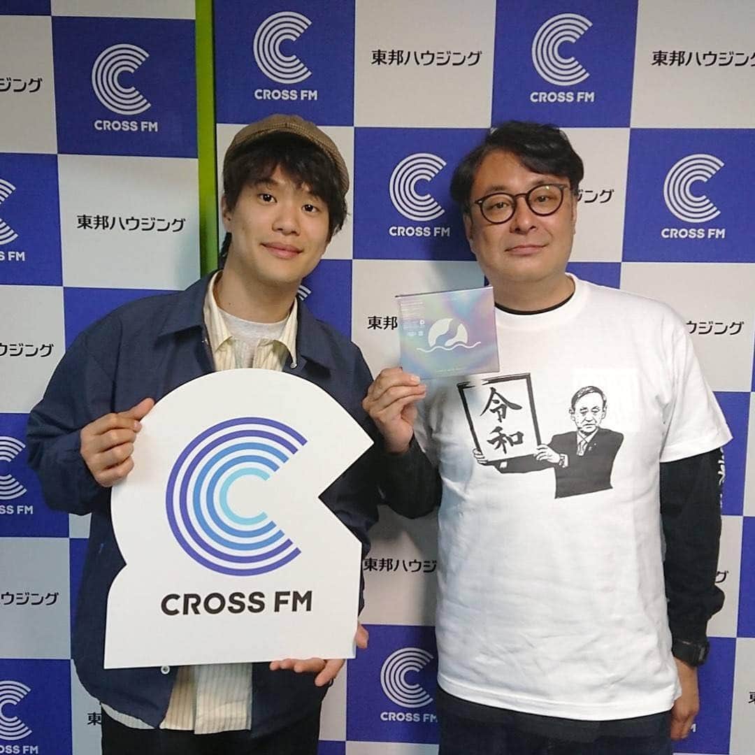 栗田善太郎のインスタグラム：「今夜はCROSS FM URBAN DUSKにYogee New Waves の角館くんが来てくれました！ 有難う！！ 今日は1日令和Tの話題になりました(笑) #令和 #令和tシャツ  #吉祥寺 #Tシャツ #smalldesign #jijit #souvenirkichijoji」