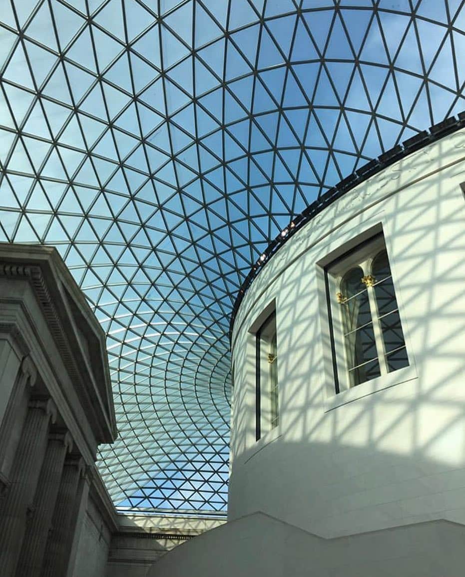 大英博物館さんのインスタグラム写真 - (大英博物館Instagram)「The Great Court’s glass roof casts incredible shadows – every pane of glass is unique! Thanks to @jenny_photos_trips for this stunning photo of the space under a bright blue sky.  What’s your favourite gallery in the Museum?  Share your photos with us by tagging the location📍🏛📸 #regram #repost #BritishMuseum #London #GreatCourt #UK #photo #photography #📸」4月9日 22時10分 - britishmuseum