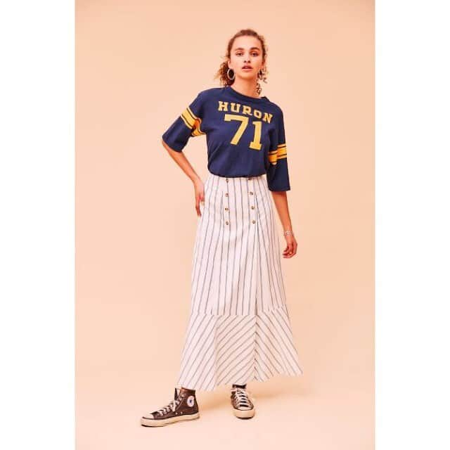 ELLE SHOP_JPさんのインスタグラム写真 - (ELLE SHOP_JPInstagram)「Shinzoneから毎年人気のTシャツが入荷中！ 今シーズンは「LIKE A VINTAGE TEE」とネーミングされ、型数も増えています。  新作のキャロットデニムや定番のジェネラルジーンズに合せるのがおすすめです。 ・ ・ ▶着用写真はスワイプしてチェック ※着用しているのはジェネラルジーンズです。  #エルショップ#シンゾーン#ELLESHOP#shopnow#Shinzone @shinzone_official」4月9日 22時14分 - elleshop_jp