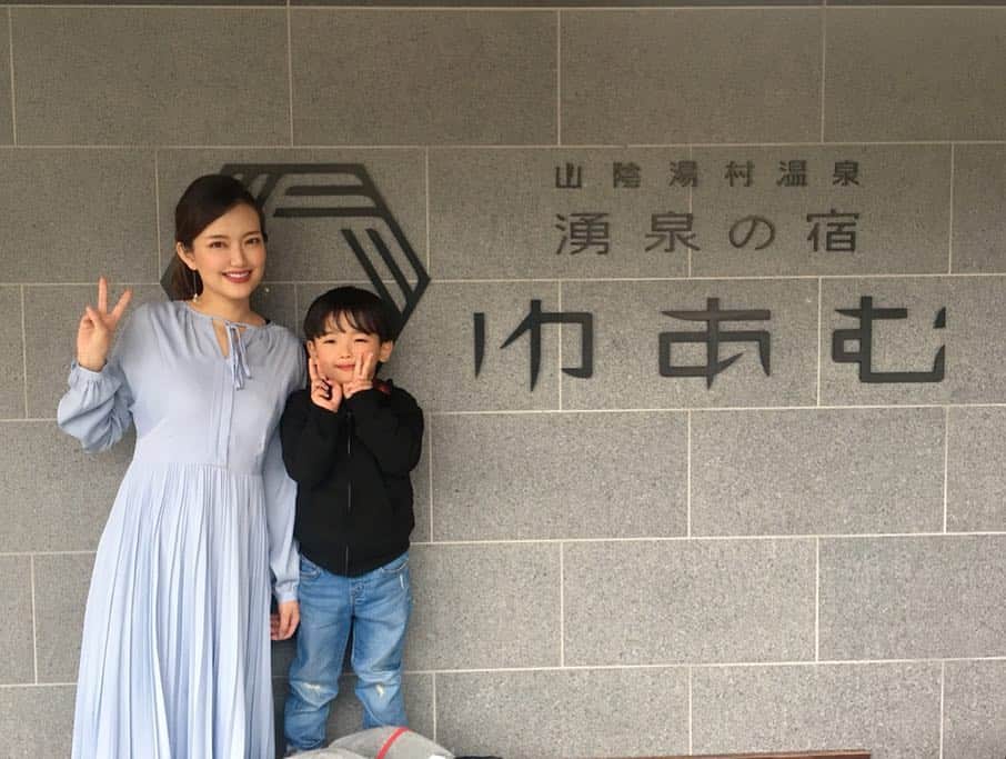 右田里沙(木村里沙) さんのインスタグラム写真 - (右田里沙(木村里沙) Instagram)「色々ベビーグッズ借りれて子連れに優しいお宿でした💞 3人連れての旅行は初めてだったからどうなることかと思ったけど全然大丈夫だった🌸 お料理も朝晩美味しかったよ〜〜🤤 1日目境港で海鮮丼🐟→げげげの鬼太郎ロード→お宿 2日目わらべ館→鳥取砂丘→鳥取牛 もう1日あったらアルマーレとこどもの国と温泉街行きたいなあー☀️鳥取また訪れたい❤️ * 👗op:@celford_official * #湯村温泉#鳥取#鳥取観光#子連れ旅行#3人兄弟#3人育児#男の子ママ#セルフォード」4月9日 22時24分 - mig_risa