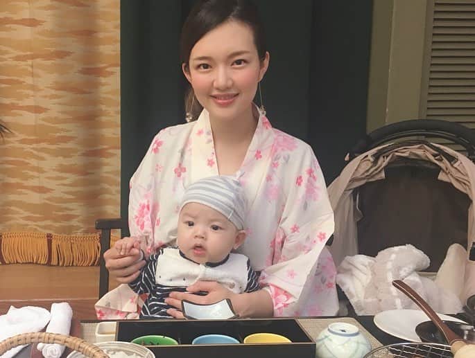 右田里沙(木村里沙) さんのインスタグラム写真 - (右田里沙(木村里沙) Instagram)「色々ベビーグッズ借りれて子連れに優しいお宿でした💞 3人連れての旅行は初めてだったからどうなることかと思ったけど全然大丈夫だった🌸 お料理も朝晩美味しかったよ〜〜🤤 1日目境港で海鮮丼🐟→げげげの鬼太郎ロード→お宿 2日目わらべ館→鳥取砂丘→鳥取牛 もう1日あったらアルマーレとこどもの国と温泉街行きたいなあー☀️鳥取また訪れたい❤️ * 👗op:@celford_official * #湯村温泉#鳥取#鳥取観光#子連れ旅行#3人兄弟#3人育児#男の子ママ#セルフォード」4月9日 22時24分 - mig_risa