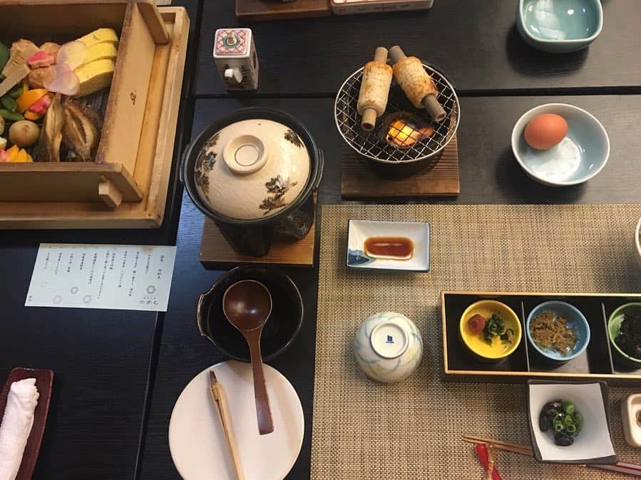 右田里沙(木村里沙) さんのインスタグラム写真 - (右田里沙(木村里沙) Instagram)「色々ベビーグッズ借りれて子連れに優しいお宿でした💞 3人連れての旅行は初めてだったからどうなることかと思ったけど全然大丈夫だった🌸 お料理も朝晩美味しかったよ〜〜🤤 1日目境港で海鮮丼🐟→げげげの鬼太郎ロード→お宿 2日目わらべ館→鳥取砂丘→鳥取牛 もう1日あったらアルマーレとこどもの国と温泉街行きたいなあー☀️鳥取また訪れたい❤️ * 👗op:@celford_official * #湯村温泉#鳥取#鳥取観光#子連れ旅行#3人兄弟#3人育児#男の子ママ#セルフォード」4月9日 22時24分 - mig_risa