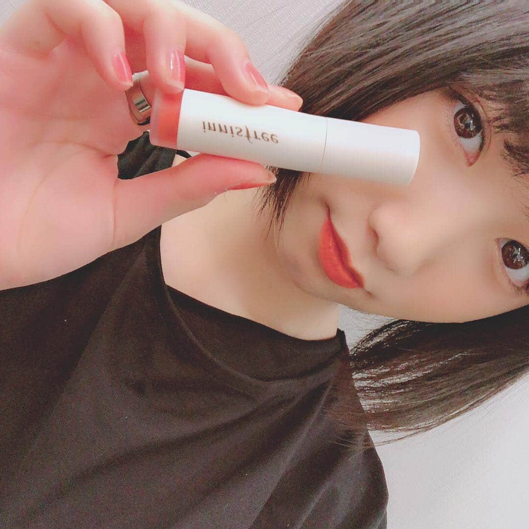 上野優華さんのインスタグラム写真 - (上野優華Instagram)「先日購入したInnisfreeのオレンジリップ！！ オレンジリップを探してたんだけどなかなか理想の色に巡り会えなくて悩んでたの。 でもたまたま行ったInnisfreeでこれだーーーってモノに出会えました💐  リップっていろんな塗り方があるけど、これはひと塗りで高発色だしかなり使いやすい。 潤いもしっかりあって、グロスとリップクリームの間かな。 保湿もしてくれてうれしい！！ 色持ちはそんなに…だけどリップクリーム代わりに塗れるのでかなりいいかも！！ 今はアイメイクもオレンジが多いのでかなり使える！！！ チークもオレンジでまとめてかなりジューシーなメイクに。夏先取り感！  #Innisfree #イニスフリー #オレンジメイク #オレンジリップ #ジューシーメイク #ショートカット女子#韓国コスメ #韓国コスメ購入品 #109 #渋谷109」4月9日 22時16分 - yuukaueno0205