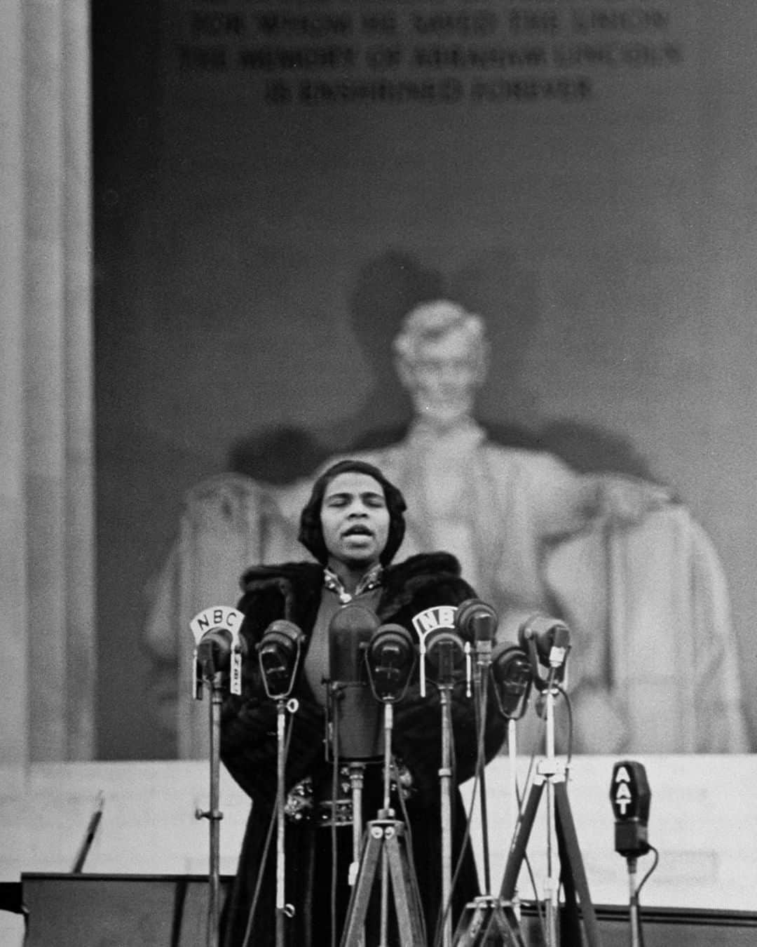 lifeさんのインスタグラム写真 - (lifeInstagram)「80 years ago today on April 9, 1939, LIFE legend Marian Anderson, gave an Easter concert at the Lincoln memorial in Washington D.C. after after she was denied the use of Constitution Hall by the Daughters of the American Revolution because of her race. She is pictured here singing on that day. (Thomas D. McAvoy—The LIFE Picture Collection/Getty Images)」4月9日 22時18分 - life