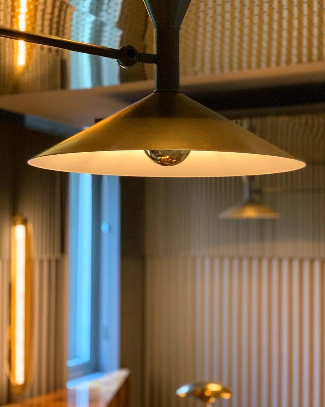 Vogue Italiaさんのインスタグラム写真 - (Vogue ItaliaInstagram)「Main partner @nemolighting illuminates “The Golden Love” in the Newsroom Office interpreted by @storagemilano✨Don’t miss #LifeInVogue from Today to April 12th during #MDW19」4月9日 22時21分 - vogueitalia