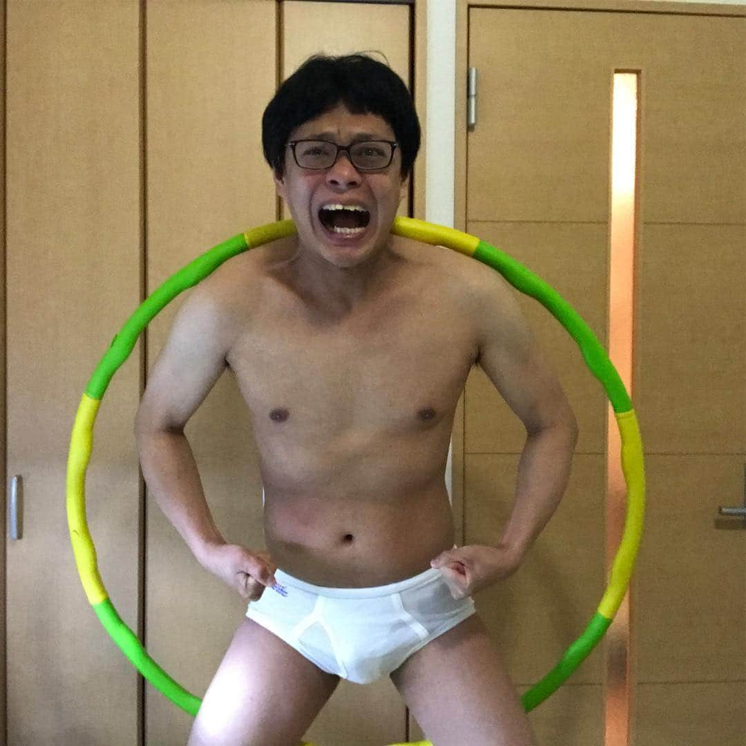 宮戸洋行さんのインスタグラム写真 - (宮戸洋行Instagram)「【単独まであと34日】単独に向けてダイエットを！ということで毎日200秒間フラフープに挑戦します！200秒間回せれなかったら罰ゲームです！ 4月9日はこのようになりましたm(_ _)m」4月9日 22時21分 - hiroyuki_gag