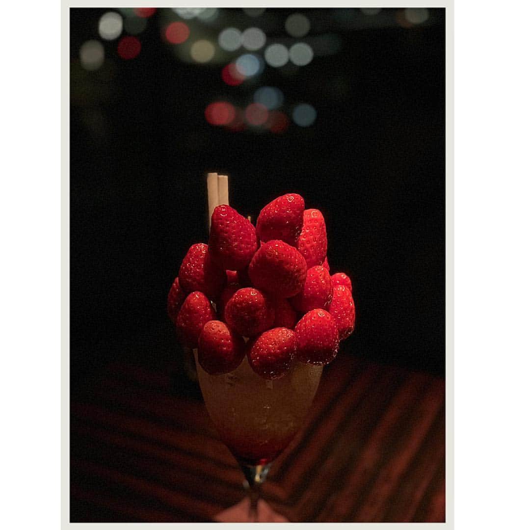 のインスタグラム：「2019.04.09 いつも飲んでるイチゴのカクテル🍸 あまおう23個が盛り付けられている🍓💌 #パレスホテル #palacehotel #tomocagourmet #いちご#ストロベリー#strawberrycocktail #いちごカクテル #cocktail #strawberry #あまおう」