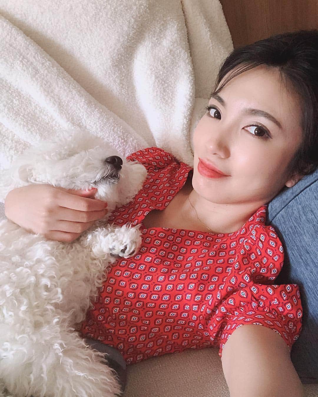 吉田愛璃のインスタグラム：「. . chillax🐾 . . 帰ってくるとずーっとこう😂 . ♡」