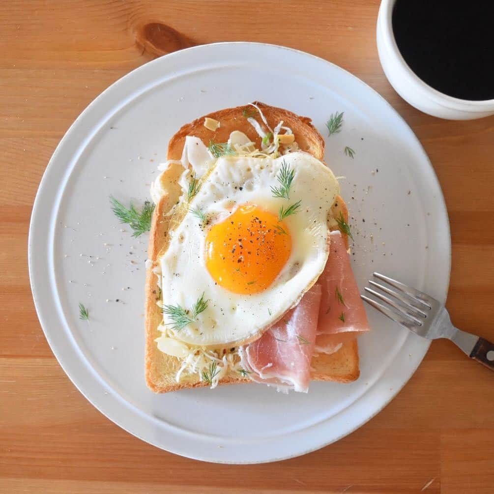山崎佳のインスタグラム：「Today’s breakfast. 今日は子どもたちを保育園にバタバタと送った後、色々やることがあったので、ひと息ついたところで遅めの朝ごはん。 1人で朝に家で過ごすなんて仕事復帰直前の今だけだから、子どもたちの朝食時間にも一緒に少しは食べるけど、今月だけは子どもたち保育園行った後に1人の朝ごはん時間を持つようにしてます。」