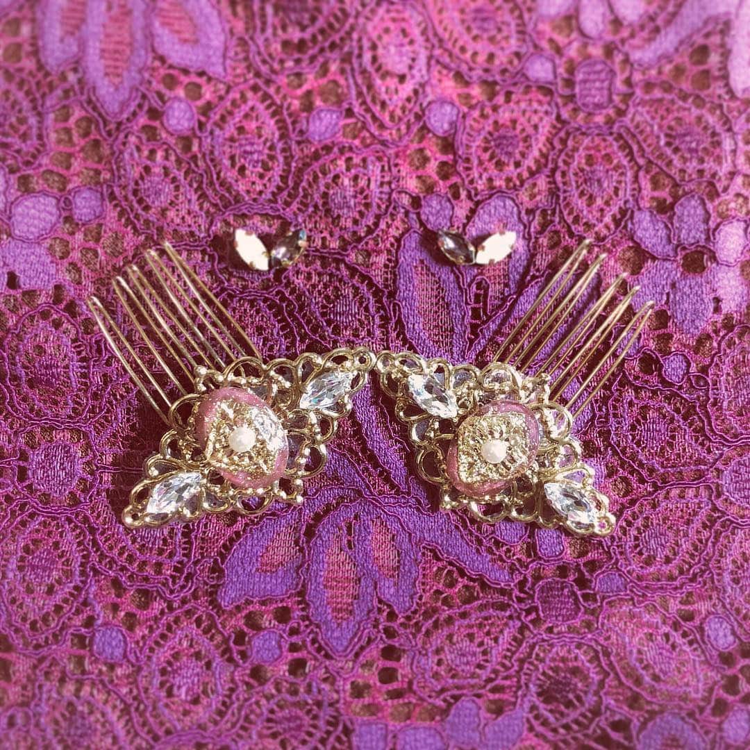 のインスタグラム：「お姫様になれたら。 * * ハーフツイン用として作った髪飾りは レトロチックだけど 金色をベースにローズで 少女のお出かけをイメージして。 * * #ハンドメイドアクセサリー #ヘアピン #お姫様」