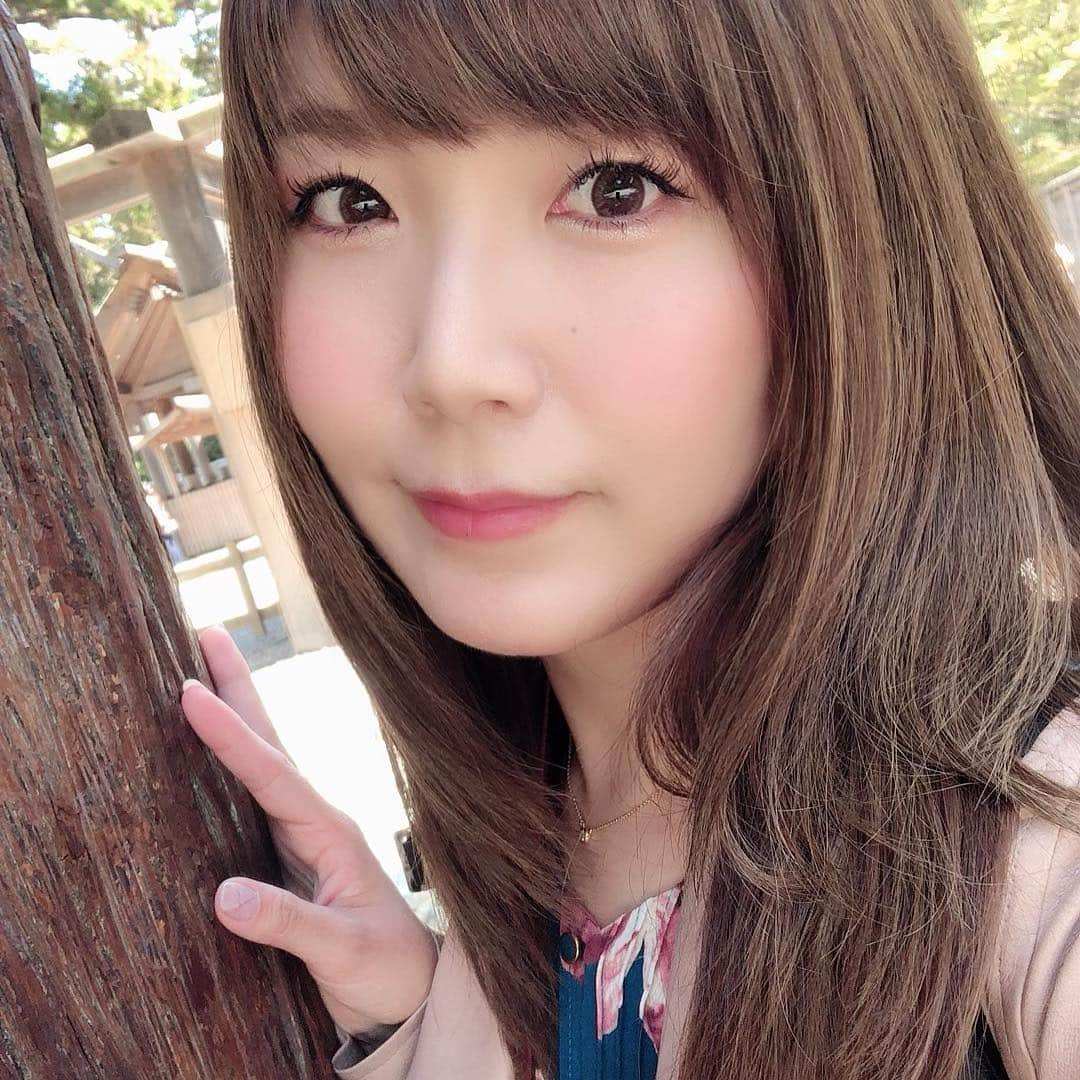 美泉咲のインスタグラム：「しまかぜに乗って向かった先は… 伊勢神宮でした⛩✨ 平成が終わる前に御朱印もらえたし、御神楽もあげさせてもらってパワー満タンになった💪😎✨ もう今年は大丈夫だ‼️笑 スリとか…スリとか…スリには合わないはず🤔」