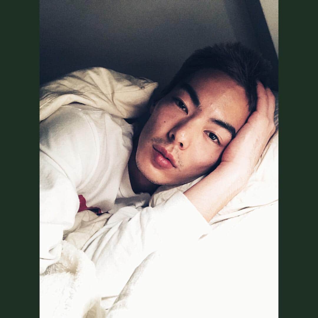 岩崎拓馬さんのインスタグラム写真 - (岩崎拓馬Instagram)「Love beds . ベッドでごろごろ大好き❤️ . #ひげのMAX #chill #lastnight #slowly #bedroom #boy #man #japanese #malemodel #model  #happytime」4月9日 22時29分 - happy_takuma