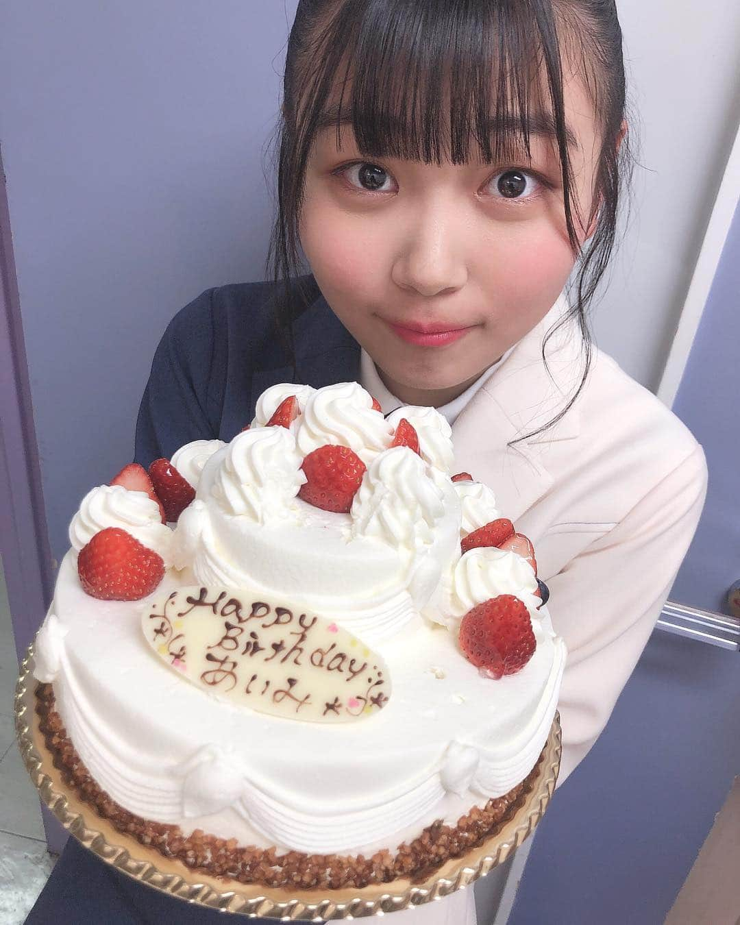 小澤愛実さんのインスタグラム写真 - (小澤愛実Instagram)「今日は16歳のお誕生日でした！🎂﻿ ﻿ そして、ラストアイドルの定期公演、ヨルライでした！🎤💕﻿ ﻿ いつも応援してくださって本当にありがとうございます。﻿ 毎日皆さんには感謝の気持ちでいっぱいです。﻿ アイドルになれたのも今、アイドルを全力で楽しめているのも皆さんのおかげです！﻿ ﻿ 今日のヨルライ、本当に皆さんが沢山お祝いしてくださって世界で1番の幸せものでした。﻿ あの景色、絶対に忘れません。🌼 みんなのヨルライなのに沢山お祝いして頂いて…本当にありがとうございました😢﻿ ﻿ 16歳、精一杯頑張ります！！！！﻿ 初心を忘れず、日々の感謝も忘れずに少しずつ前に進んでいけたらなと思っています！﻿ ﻿ これからもラストアイドルを、小澤愛実をよろしくお願い致します！﻿ ﻿ #ラストアイドル #シュークリームロケッツ #ヨルライ #お誕生日 #小澤愛実」4月9日 22時29分 - aimin0409