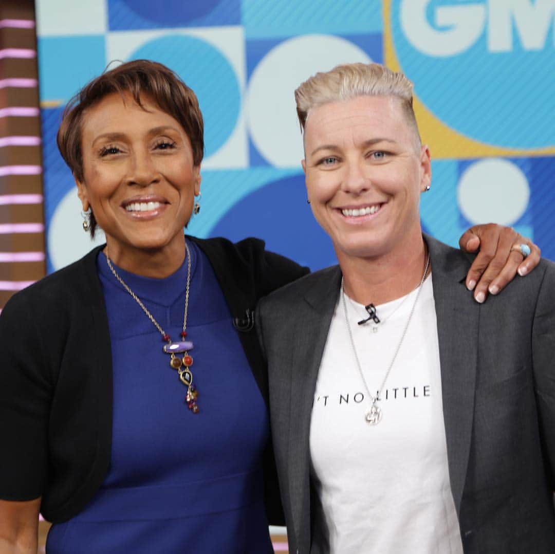 Good Morning Americaさんのインスタグラム写真 - (Good Morning AmericaInstagram)「Always a pleasure having Olympic soccer star and feminist icon @abbywambach in the Times Square with us! ⚽️🇺🇸」4月9日 22時31分 - goodmorningamerica