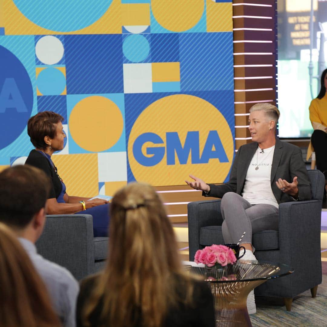 Good Morning Americaさんのインスタグラム写真 - (Good Morning AmericaInstagram)「Always a pleasure having Olympic soccer star and feminist icon @abbywambach in the Times Square with us! ⚽️🇺🇸」4月9日 22時31分 - goodmorningamerica