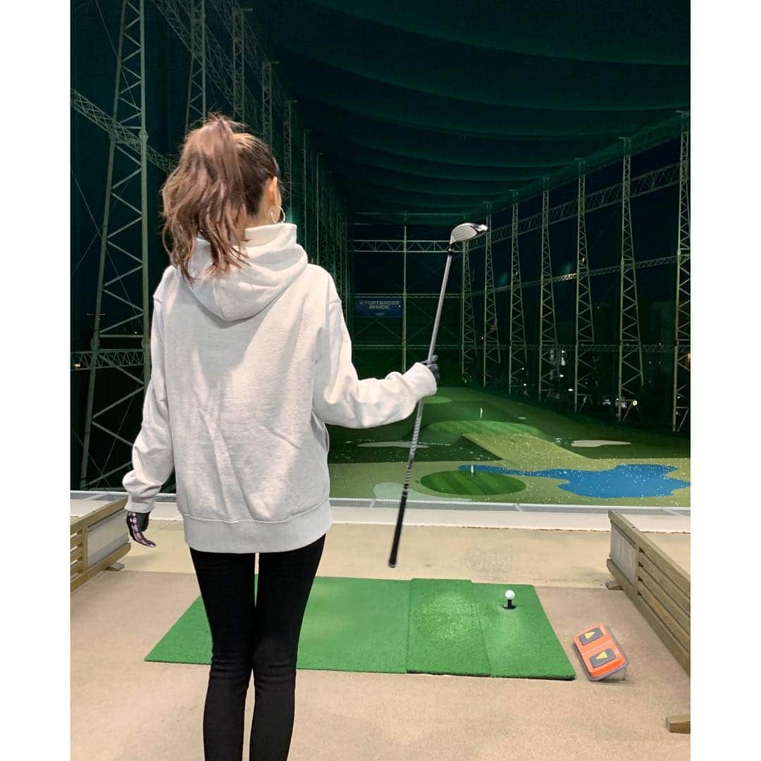 葛岡碧さんのインスタグラム写真 - (葛岡碧Instagram)「練習〜🏌️‍♀️✨ ・ 冬の間のお休みの分を取り戻すのに、頑張ってます💪🏻 ・ 2枚目➡︎別の室内での練習動画🎥  暖かくなったから、今はゴルフに行くのがOFFの日の楽しみ🎶 ・ ・ @tss_sing_himonya  #スイング碑文谷  #ゴルフ女子」4月9日 22時34分 - midori_kuzuoka