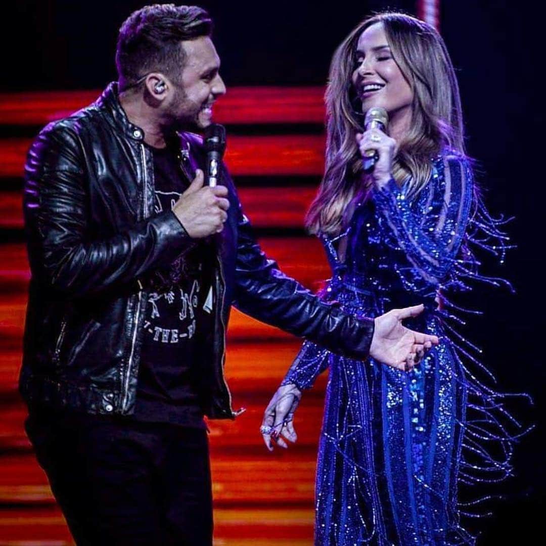 Claudia Leitteのインスタグラム：「Tá estourada! Tá linda! Tá em todas as plataformas digitais! ENTÃO, VEM CÁ é hit e @mano_walter e eu estamos radiantes com o sucesso, porém, muito mais felizes porque tanta gente se identifica com esse som massa! “Então, Vai lá” na plataforma digital de sua preferência e escuta essa música deliciosa!! 🥰🥰🥰🥰」