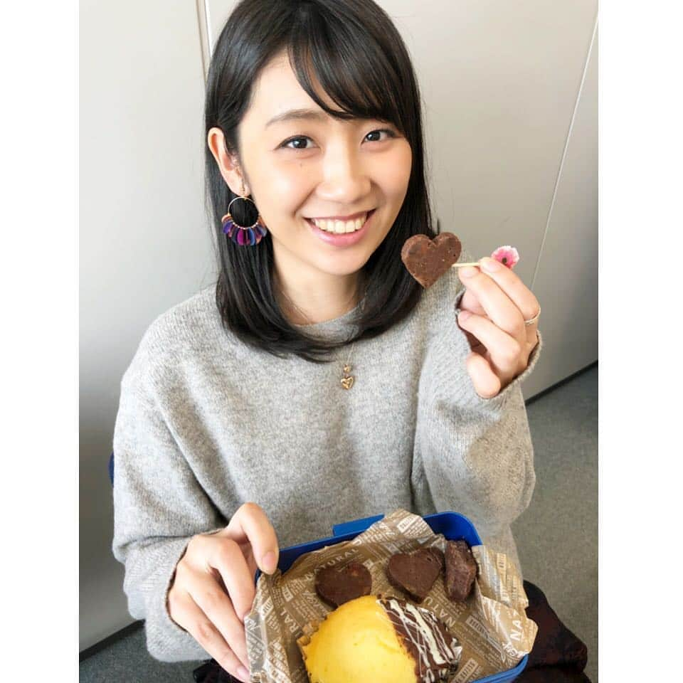 フジテレビアナウンサーさんのインスタグラム写真 - (フジテレビアナウンサーInstagram)「・ きょうは😁 ゆかちゃんのたんじょうび🎂🎁🎉 なんさいになったの？ えっ？７ちゃい？？？ ということは…🤔 ピカピカの１年生〜♪ だね🤗 #新美有加 #新美P #にいみP #フジテレビアナウンサー #来年のカレンダー制作始まってます #kickoffはバレンタインの日 #スイーツ作ってきてくれた #おめでとう #可愛い後輩 #もはや同期 #うめづ日記  ピカピカの〜♪ってそう私は… #昭和生まれ」4月9日 22時36分 - fujitv_announcer