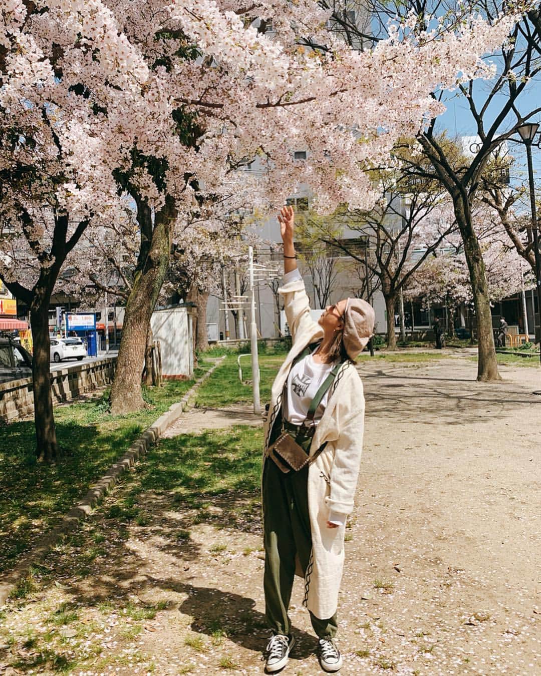 吉田夏海さんのインスタグラム写真 - (吉田夏海Instagram)「サクラキレイ🌸🌸🌸 . 今年は桜が長く咲いてて良き😊💭💓 . #sakura #japan #spring  #fashion  #ootd  #vintage #vintagefashion  #桜 #日本 #古着」4月9日 22時37分 - natsumiiiiiiiiiii