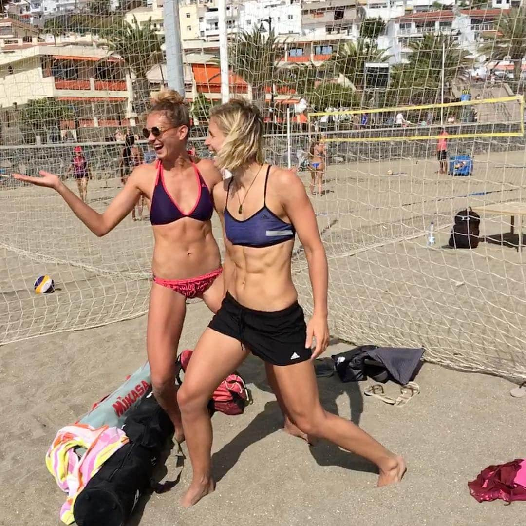 マルガレーテ・コズーフさんのインスタグラム写真 - (マルガレーテ・コズーフInstagram)「#Repost @lauraludwig86 with @get_repost ・・・ Enjoying practice and life 🤗🤗🤗 #tenerife #beachvolleyball #camp #girls #fun」4月9日 22時37分 - maggiekozuchofficial_