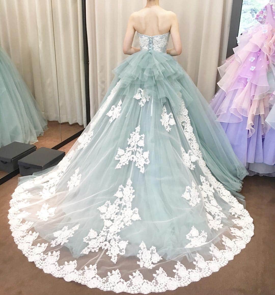 のインスタグラム：「チュールとレースが印象的♡大人かわいいカラードレス5選👗photo10枚✨ * * * こちらのお写真は  #卒花嫁 @wd.1201 さんからリグラムさせていただきました🌟 #ウェディングニュース のタグにお写真を投稿してくださり、ありがとうございました😊✨ * * * wd.1201さんの試着した大人かわいい #カラードレス のご紹介です💓 * カバーは #JILLSTUART の #ドレス 👗✨ * くすみグリーンの大人カラーにボリュームのあるチュール💕華やかなレースのトレーンは透明感もありとても素敵ですよね😍 * ウエストの位置が高めなので脚長効果があるのも嬉しいポイントです💕 * ほかのドレスもどれも素敵なのでぜひスワイプ👉🏻してチェックしてみてくださいね✨ * * * * * ＼📷投稿お待ちしています／ * 花嫁はもちろん、業者さんも大歓迎✨ アナタのお写真をご紹介してもOKという方は、ぜひ #ウェディングニュース にお写真を投稿してください💕 * * ⬇︎関連アカウント⬇︎ * 💒式場検索 【 @weddingnews_concierge 】 👰マイレポ花嫁 【 @weddingnews_brides 】 * * その他、編集部からの連絡専用 @weddingnews_contact や、スタッフ個人の連絡用として @WN_xxxx（xxxは個人名）があります💕 * ………………………………………… ❤️WeddingNewsとは？ * * 花嫁のリアルな”声”から生まれた 花嫁支持率No1✨スマホアプリです📱💕 * * 🌸知りたい… #結婚式準備 に役立つ記事を毎日150件配信中♩ * 🌸見たい… インスタの #ウェディング 系投稿TOP100が毎日チェックできる＊IG画像の複数ワード検索も可♩ * 🌸叶えたい… #結婚式 関連の予約サイトが大集合♩ * 🌸伝えたい… 自分の結婚式レポ『マイレポ』が簡単に作れる♩先輩花嫁のレポが読める♩ * * @weddingnews_editor のURLからDLしてね✨ * * * #プレ花嫁 #結婚  #花嫁  #ウエディング #グリーンドレス #チュールドレス #披露宴 #お色直し #ドレス選び #ドレス試着 #ワンピース #ドレスブランド #ナチュラルウェディング #ジルスチュアート #ウエディングドレス #ウェディングドレス #2019秋婚 #2019冬婚 #2020春婚 #おしゃれさんと繋がりたい」