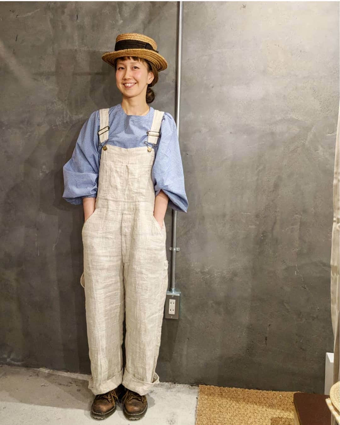 emiemieminkoさんのインスタグラム写真 - (emiemieminkoInstagram)「コーデ。  トップス、@maison_de_beige  サロペット、@hemmingshop_  靴、#doctormartens  #サロペット#ブラウス#カンカン帽#emiemieminkostyle #コーデ#コーディネート#fashion #カジュアルコーデ #オールインワン#つなぎ #アンティーク#vintageコーデ #vintage」4月9日 22時47分 - emiemieminko