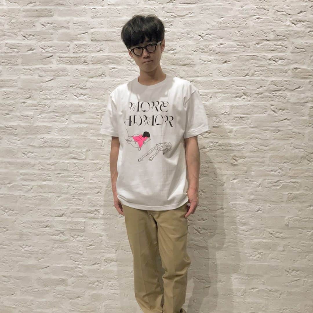 パスピエのインスタグラム：「5th Full Album「more humor」 P.S.P.E盤のTシャツ、ベースの露さんに着てもらいました！ こちら着用サイズはLサイズになっております。 P.S.P.E盤はスペシャルBOXパッケージとこちらのTシャツ付き！4/21(日)までの予約販売となっております。」