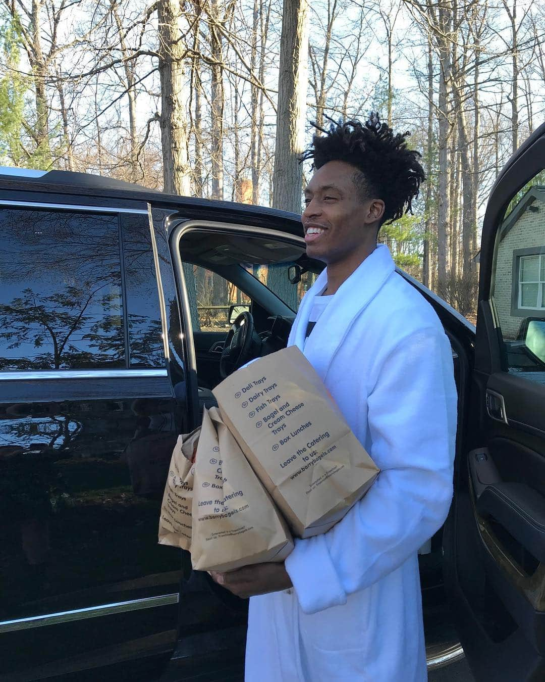 キャブスさんのインスタグラム写真 - (キャブスInstagram)「Well look who delivered breakfast to the big fella’s house this morning!  @collinyoungbull had to make sure @channingfrye’s final game day started off right.  #ThankYouChanning」4月9日 22時48分 - cavs