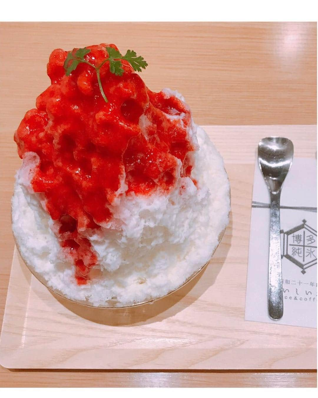 虹のコンキスタドールさんのインスタグラム写真 - (虹のコンキスタドールInstagram)「🍧おいしい氷屋の「苺みるく」 福岡に帰省したときに食べたよ( ˙³˙)密かに気になっていたお店♡みるくの甘さがちょうどよくて苺と相性抜群でした🍓  #かき氷 #おいしい氷屋 #FUKUOKA #アイドル #隈本茉莉奈 #虹コン #2zicon #ニジスタグラム」4月9日 22時48分 - 2zicon