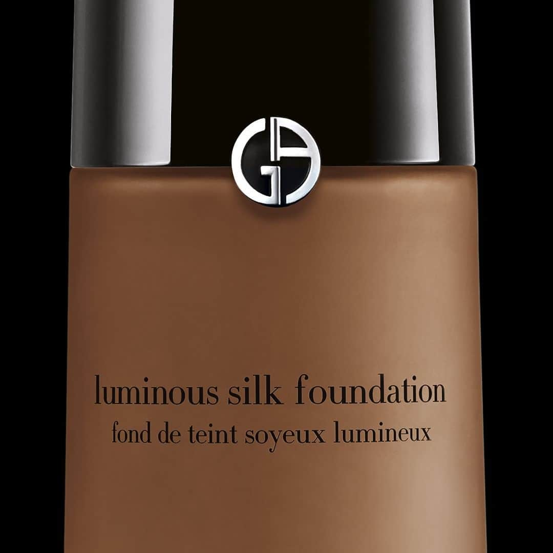 Armani Beautyさんのインスタグラム写真 - (Armani BeautyInstagram)「LUMINOUS SILK foundation glides onto skin, blurring away imperfections for a natural, silky glow. #ArmaniBeauty #LuminousSilk #makeup」4月9日 22時59分 - armanibeauty