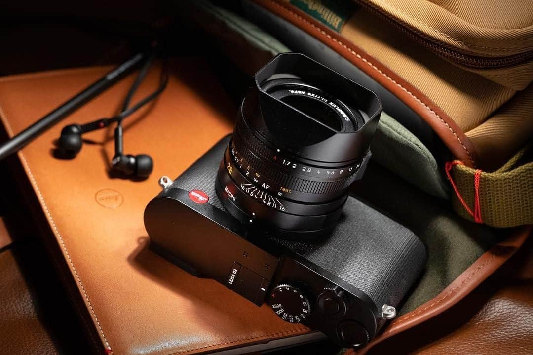 ライカさんのインスタグラム写真 - (ライカInstagram)「With a 47 megapixel sensor, weather sealing and a 3.86 megapixels electronic viewfinder, the Leica Q2 will have you set for all situations, including the gratuitous gear shot! Thanks to Kristian Dowling (@kristiandowling) for showing some Leica love. Discover the Leica Q2 for yourself via the bio link.  #LeicaCamera #Leica #🔴📷 #Leicagram #LeicaQ2 #cameraporn #LeicaPorn #streetphotography #ShootLeicaPro」4月9日 23時00分 - leica_camera