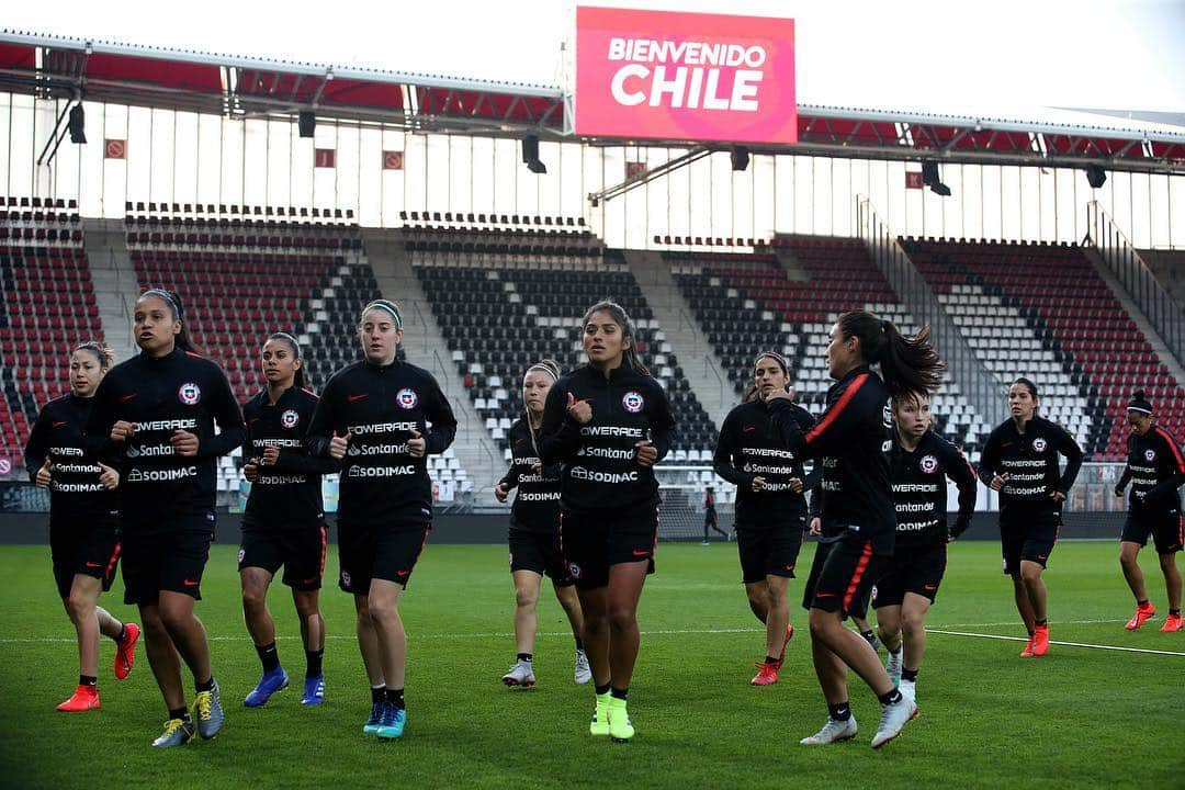 サッカーチリ代表チームさんのインスタグラム写真 - (サッカーチリ代表チームInstagram)「Con todo, #LaRojaFemenina 🇨🇱⚽️ . . Hoy jugamos contra las campeonas de Europa y así fue nuestra última práctica en el AFAS Stadion de Alkmaar . . 📸Fotografías: @parrazagal / Comunicaciones @anfpchile」4月9日 22時56分 - laroja