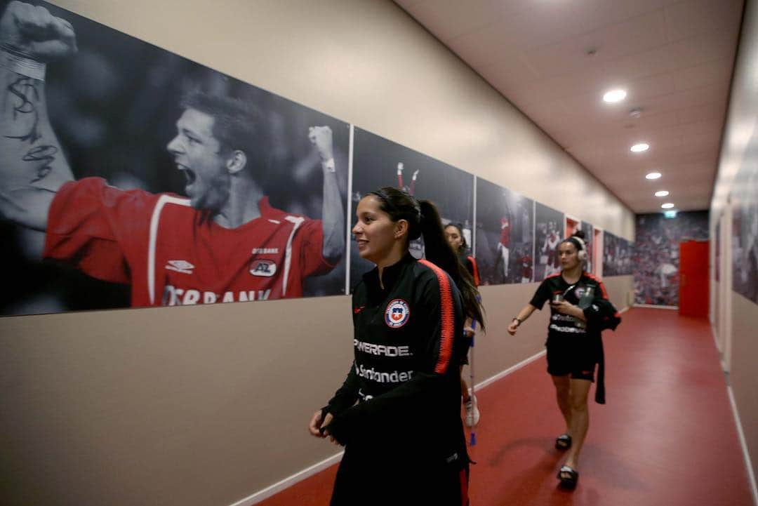 サッカーチリ代表チームさんのインスタグラム写真 - (サッカーチリ代表チームInstagram)「Con todo, #LaRojaFemenina 🇨🇱⚽️ . . Hoy jugamos contra las campeonas de Europa y así fue nuestra última práctica en el AFAS Stadion de Alkmaar . . 📸Fotografías: @parrazagal / Comunicaciones @anfpchile」4月9日 22時56分 - laroja