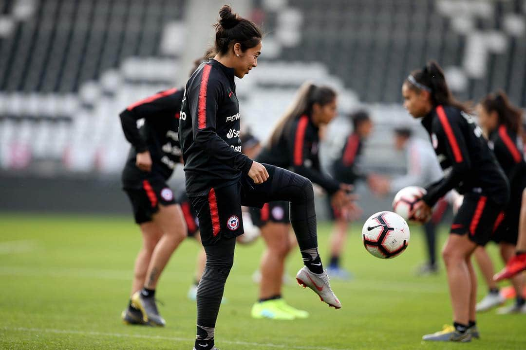 サッカーチリ代表チームさんのインスタグラム写真 - (サッカーチリ代表チームInstagram)「Con todo, #LaRojaFemenina 🇨🇱⚽️ . . Hoy jugamos contra las campeonas de Europa y así fue nuestra última práctica en el AFAS Stadion de Alkmaar . . 📸Fotografías: @parrazagal / Comunicaciones @anfpchile」4月9日 22時56分 - laroja