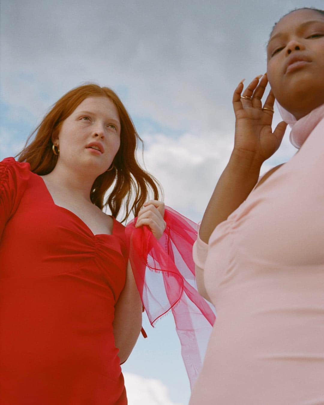 Vogue Beautyさんのインスタグラム写真 - (Vogue BeautyInstagram)「In 2015, Alexandra Waldman and Polina Veksler founded @universalstandard, a direct-to-consumer women’s clothing business, with the mission to make every item in sizes from 00 to 40. They started simple, with just eight pieces in every size, but since that initial collection, Universal Standard has expanded. Today, the brand aimed at perfecting every woman’s everyday wardrobe is doing something different: vaulting itself into full fantasy territory with a four-piece collaboration with @rodarte. The four items—a dress, a blouse, a skirt, and a jumpsuit—come in black, blush, ivory, and cherry red and will launch online and in Universal Standard’s Soho store today. Tap the link in our bio to learn more.」4月9日 22時58分 - voguebeauty