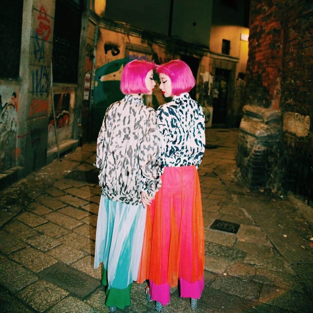 タトラスさんのインスタグラム写真 - (タトラスInstagram)「Matchy beauties @ayaxxamiaya and @amixxamiaya 💕in #Tatras while walking the streets of #Milan Thanks to @ellejapan  #TatrasOfficial #TatrasPeople  _____ #fashion #fashiongram #instafashion #fashionigers #downjacket #totallook #tatras #fashion #show #bomber #love」4月9日 23時07分 - tatras_official