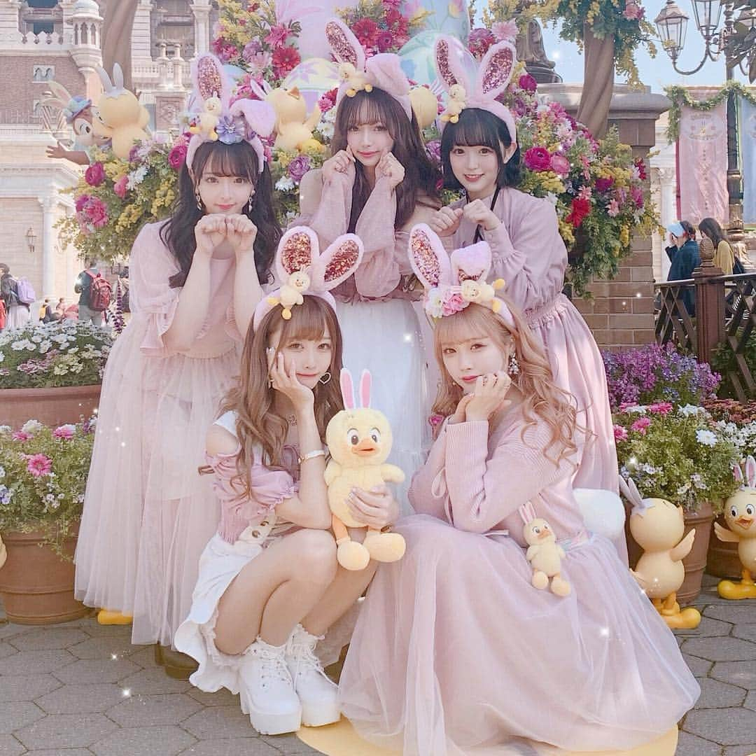 さきぼんさんのインスタグラム写真 - (さきぼんInstagram)「pinkyとpyonちゃん うさピヨ大量発生中🐤🐤🐤...♪*ﾟ . . #ディズニーイースター #ディズニーイースター2019 #ディズニーシー #ディズニーコーデ #東京ディズニーランド #tokyodisneyland #ディズニーイースター #イースター #うさピヨ #ディズニーコーデ#disneyland #団体ディズニー#disney #フォトジェニック #ディズニー  #ディズニーバウンド #イースターコーデ#ピンクコーデ#うさぴよコーデ #双子コーデ #双子ディズニー#여행스타그램 #여행 #풍경 #맞팔 #팔로우 #tokyodisneyresort #ディズニーコーデ﻿ #シミラールック#おそろコーデ#お揃いコーデ#双子コーデ#双子ディズニー #さきぼんディズニー #さきぼんスプリング🌸」4月9日 23時00分 - sakibon69