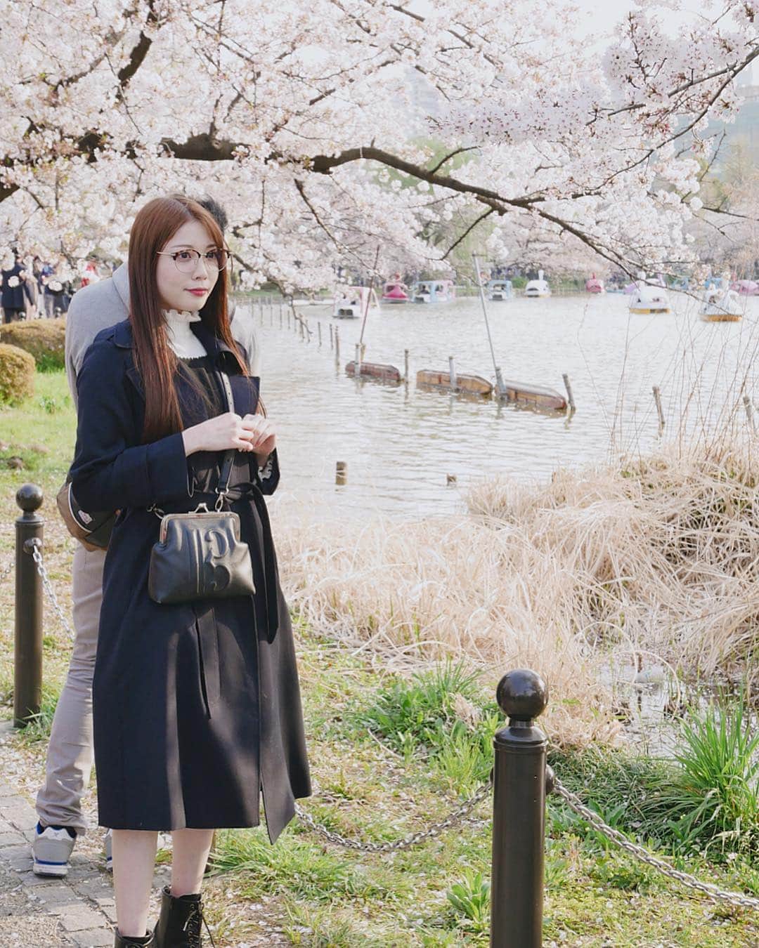 上野瞳さんのインスタグラム写真 - (上野瞳Instagram)「今年まわれたお花見スポット🥰❤️﻿ #靖国神社 #千鳥ヶ淵 #皇居 #中目黒 #六本木﻿ #花園神社 #上野公園 #浅草 #隅田川 #鎌倉 #🌸﻿ ﻿ ﻿ 今年は咲いている時期が長くて﻿ 色ーんなところまわれて本当嬉しかった😂👏﻿ 中でも靖国神社、千鳥ヶ淵、皇居、花園神社は﻿ 初めて見た場所だけどこれから毎年見たいな﻿ って思えるくらい良いところばかりでした✨﻿ ﻿ #お花見 初日は寒くて #冬 の #アウター だったけど﻿ 最後はスプリングコートが着られるくらい﻿ あたたかくなって #春 を感じました🥰﻿ こちらは今季の #コート なのでタグ付けしとくね🏷﻿ ﻿ #ひぃコーデ #コーデ #春コーデ #トレンチコート #スプリング #ファッション #花見 #桜 #さくら﻿ #TONAL #tonaljapan #トーナル #サクラ #sakura」4月9日 23時03分 - hitomi.8