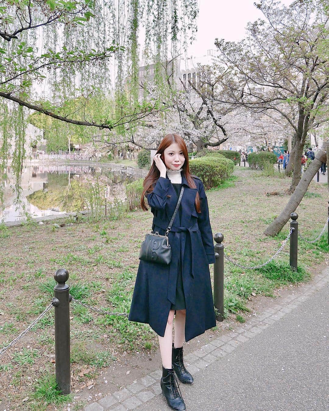 上野瞳さんのインスタグラム写真 - (上野瞳Instagram)「今年まわれたお花見スポット🥰❤️﻿ #靖国神社 #千鳥ヶ淵 #皇居 #中目黒 #六本木﻿ #花園神社 #上野公園 #浅草 #隅田川 #鎌倉 #🌸﻿ ﻿ ﻿ 今年は咲いている時期が長くて﻿ 色ーんなところまわれて本当嬉しかった😂👏﻿ 中でも靖国神社、千鳥ヶ淵、皇居、花園神社は﻿ 初めて見た場所だけどこれから毎年見たいな﻿ って思えるくらい良いところばかりでした✨﻿ ﻿ #お花見 初日は寒くて #冬 の #アウター だったけど﻿ 最後はスプリングコートが着られるくらい﻿ あたたかくなって #春 を感じました🥰﻿ こちらは今季の #コート なのでタグ付けしとくね🏷﻿ ﻿ #ひぃコーデ #コーデ #春コーデ #トレンチコート #スプリング #ファッション #花見 #桜 #さくら﻿ #TONAL #tonaljapan #トーナル #サクラ #sakura」4月9日 23時03分 - hitomi.8