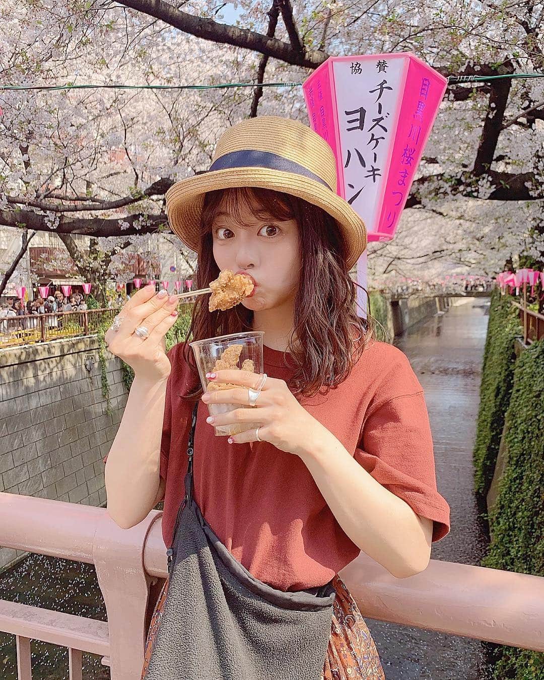 牛江桃子（ももち）さんのインスタグラム写真 - (牛江桃子（ももち）Instagram)「かりんと今年初のお花見🌸♡ 東京に上京して半年、色んなところに少しずつお出かけ出来て嬉しい なぁ。👜♥︎﻿ ﻿ お花見行ったら屋台食べるのがウキウキよね🥺♡﻿ (完全に花より団子やんけって思ったやろ、せや)﻿ ﻿ 屋台あったら絶対食べるのは、唐揚げ。🐓ふふ﻿ (４枚目に頬張ってる写真あるよん、にひひ) ﻿ 世界で一番好きな食べ物何？て聞かれたら﻿ 迷わず大声で「唐揚げ！！！」て叫ぶで。笑﻿ ﻿ ﻿ 今回は中目黒のお花みにいったけど﻿ 違うところも行きたいなぁ〜〜( ◠‿◠ )♡🌸﻿ ﻿ みんなはどこのお花見がオススメ？﻿ コメント欄で良かったら教えて🙋🏻‍♀️🙋🏻‍♀️🍑♡﻿ (あと好きな屋台も強制でおちえてね、ふふ)﻿ ﻿ あ！みんなはもうお花見したー？🥺♥︎﻿ ﻿ ﻿ ﻿ #インスタライブありがとうございました﻿ #ほんまのほんまのガチ推しアイテム﻿ #熱意を込めてお届け致しました﻿ #毎度リアルジャパネットももち﻿ #もうほんまに熱意が凄すぎるよな﻿ #明日YouTubeアップするんやけど﻿ #ほんまにはよ見て欲しいウキウキする﻿ #明日匂わせストーリーズ沢山更新するから﻿ #おたのしみに﻿ #コメントまっておるね #写真お互いのほっぺつかみすぎちゃう？ #て思ったそこのあなた #ほんまに仲良しやとこうなんねん」4月9日 23時03分 - momochi.661