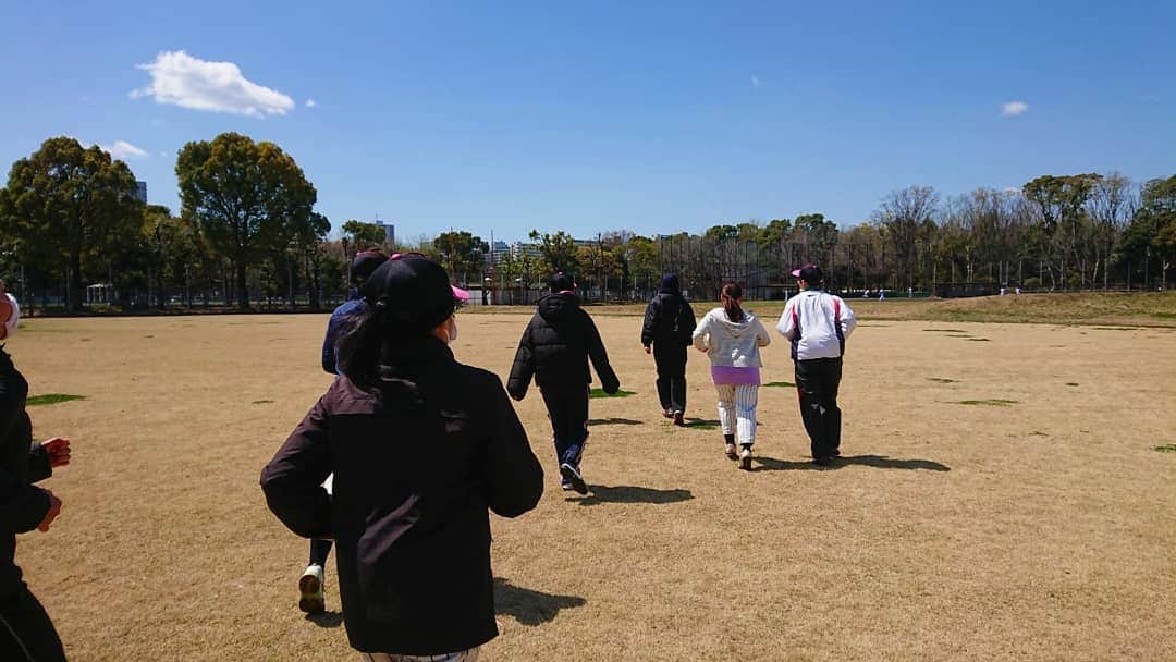 桜花さんのインスタグラム写真 - (桜花Instagram)「ミラクルキッシーズ練習でした ＼(^^)／🌼🌼🌼 みんなで運動って、やっぱり素敵🌷✨ 楽しいし嬉しい🍀  青空が爽やかな春の日でした🍀  帰りに藤子さんとハリウちゃんとごはん行きましたよ〜✨ 部活帰りのご飯みたいで✨ 青春だな(о´∀`о)✨ #ミラクルキッシーズ #野球  #女芸人野球  #女芸人 #魚  #野球チーム #baseball  #baseballteam #sports」4月9日 23時04分 - mountainohka