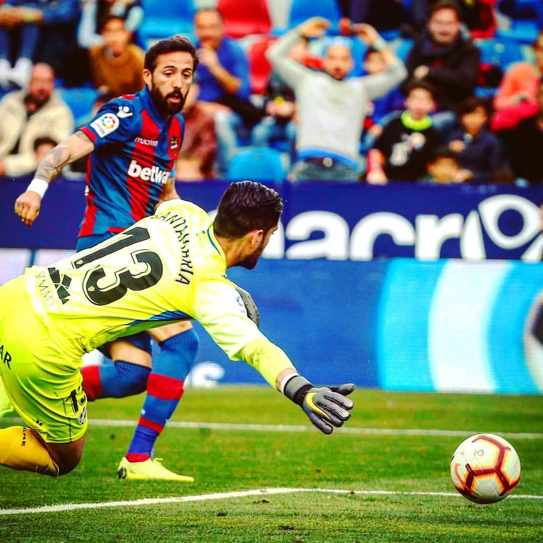 LFPさんのインスタグラム写真 - (LFPInstagram)「What happened next? 🤨 • #Morales #Santamaria #Levante #Huesca #LaLiga #LaLigaSantander」4月10日 4時36分 - laliga