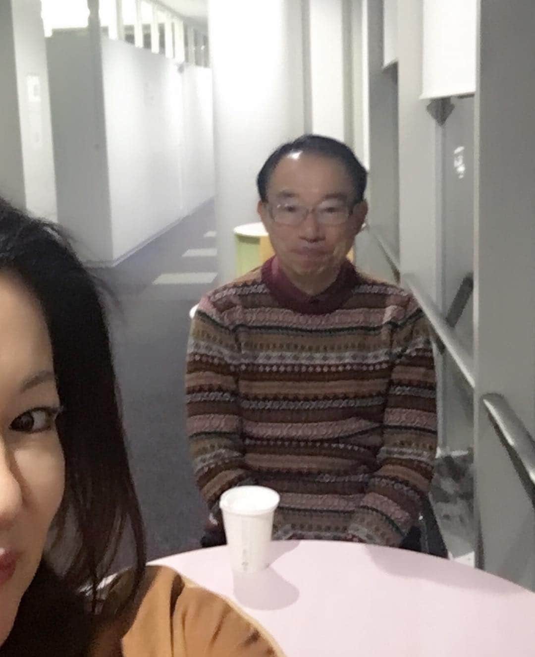 岡安弥生さんのインスタグラム写真 - (岡安弥生Instagram)「所太郎さんと局の廊下でコーヒーブレーク^_^今日もお互いの現場エピソードで大笑い。私の癒しの時間です。#所太郎#リポーター#大先輩#テレ朝#abematv #コーヒータイム#癒し#コーヒーブレーク#coffeetime #reporter #tvasahi」4月9日 23時09分 - yayoin3